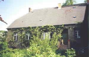 Berankte Fassade des Pfarrhauses in Marwitz